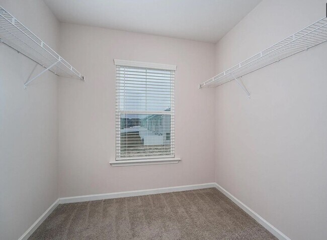 Building Photo - Spacious 3-Bed, 2.5-Bath End Unit Townhome