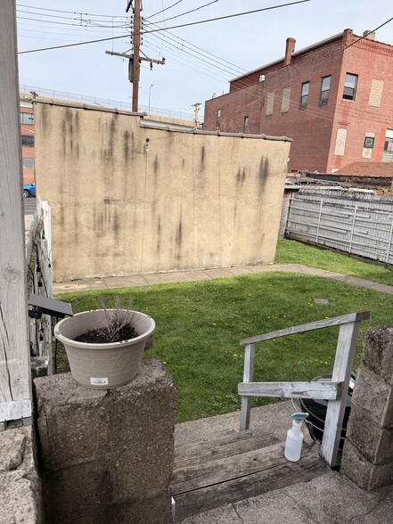 Building Photo - 440 Ella St