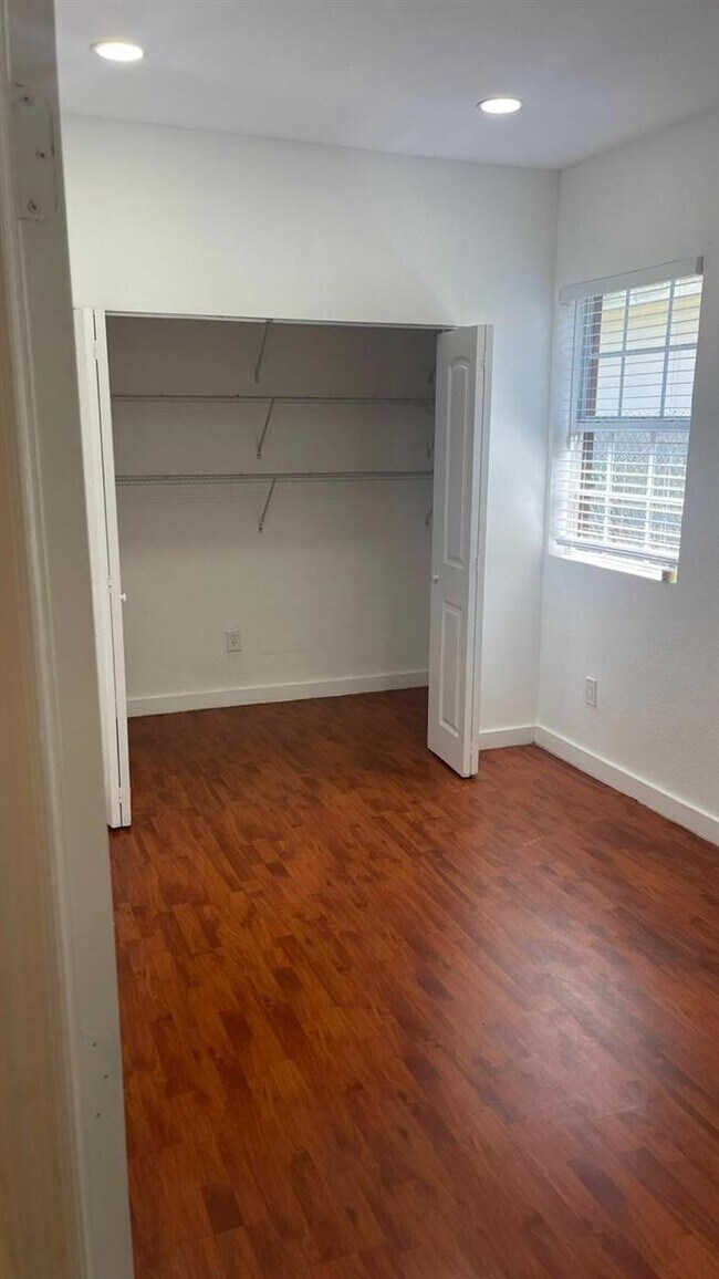 Building Photo - 3 bedroom in Miami FL 33142