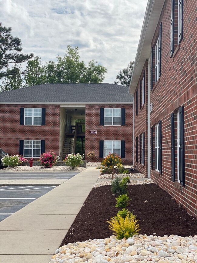 Building Photo - Who doesn't love  high speed internet, cable, water, sewer, trash & pest control included with th...
