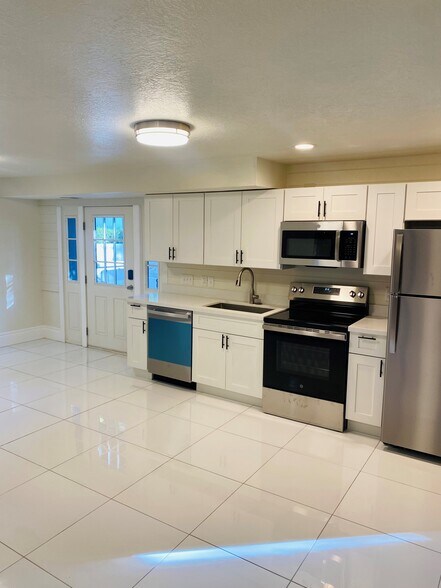 Kitchen - 1136 Fairway Cir