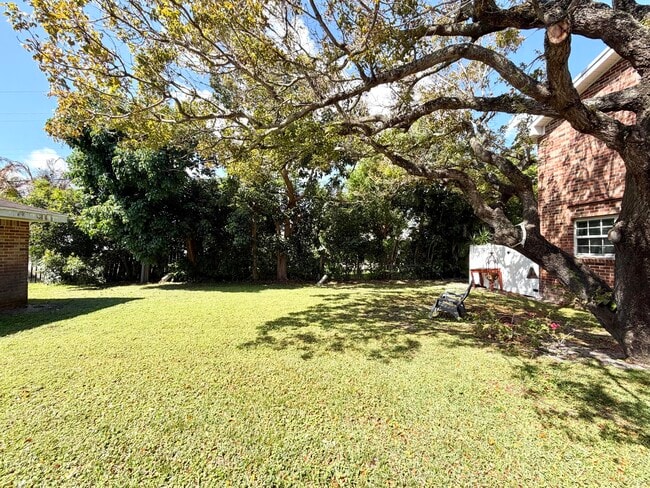 Building Photo - 413 N Cypress Dr