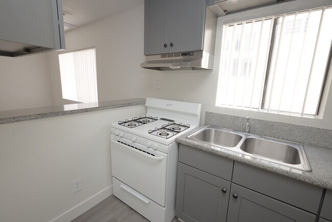 Building Photo - 943 Elden Ave