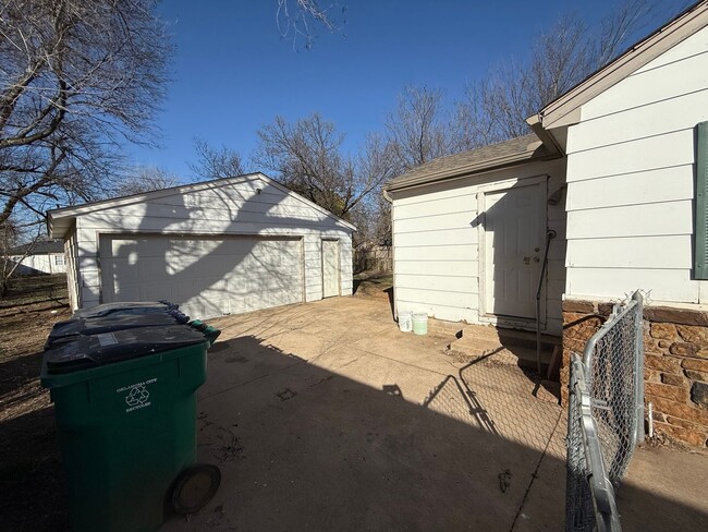 Building Photo - 3 bed 1 bath 2 car, indoor laundry and new...