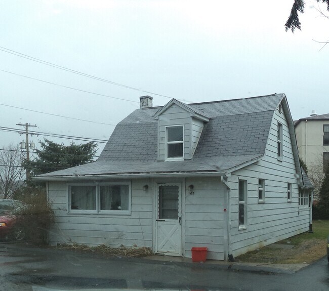 Primary Photo - 102 E Cherry Ln