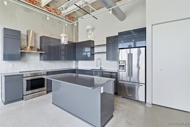 Building Photo - 302 SE Broadway St