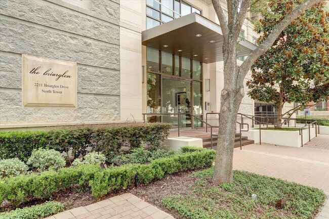 Building Photo - 2211 Briarglen Dr