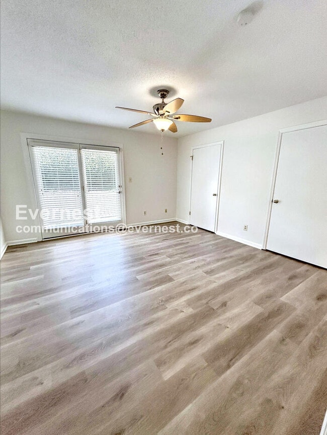 Building Photo - 2 Bed, 2.5 Bath Townhome with Assigned Par...