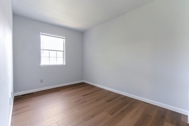 Building Photo - Move in ready 3 bedroom 2.5 Bath in Gaithe...