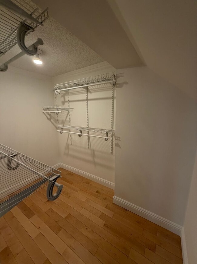 Building Photo - Large pool home with lots of space and gue...