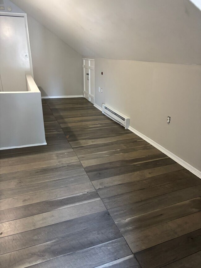 Building Photo - Charming 3-Bedroom Twin Home for Rent in L...