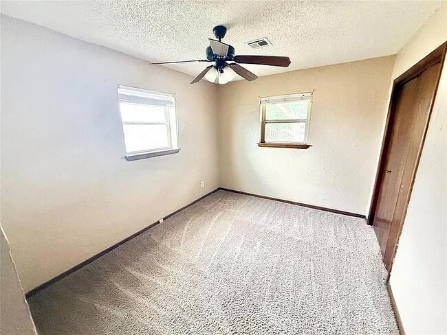Building Photo - 601 Sky Cir