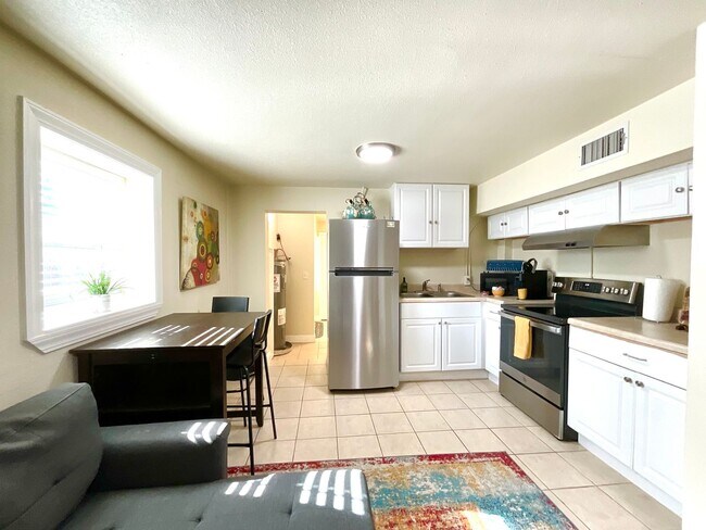 Building Photo - 319 S Olive St