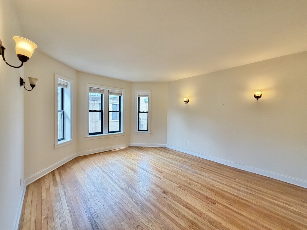 Building Photo - 4125 N Ashland Ave