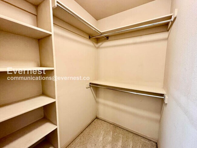 Building Photo - 3 Bed/2 Bath Home with Fenced Yard & Garage / Pet-Friendly / Available Now!