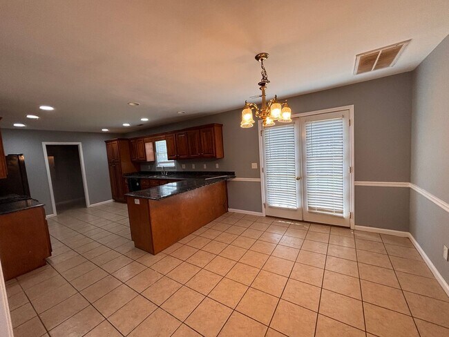 Building Photo - 5 Bedrooms- 3 Bathroom- House in West Rome!
