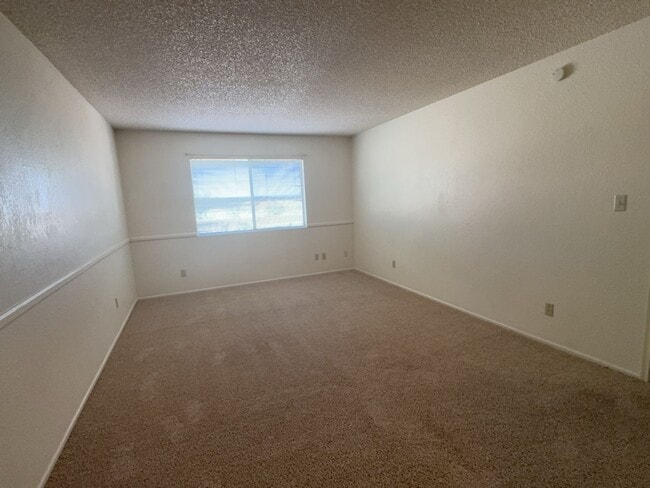 Building Photo - Great two story, 3 bedroom, 2.5 bath home