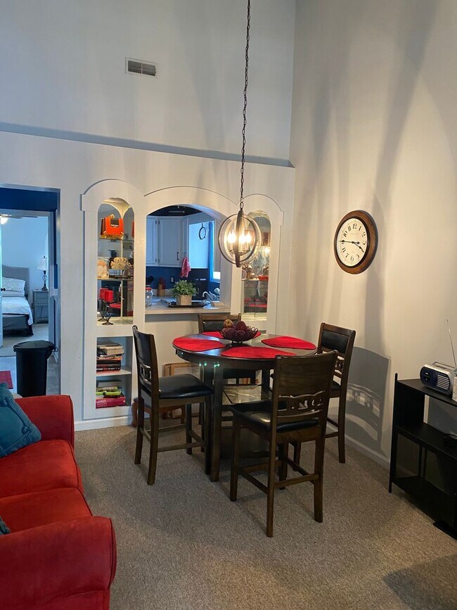 Building Photo - 2 bedroom 1.5 bath Condo