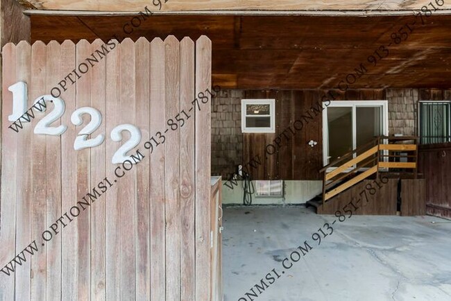 Building Photo - Spacious Townhome!