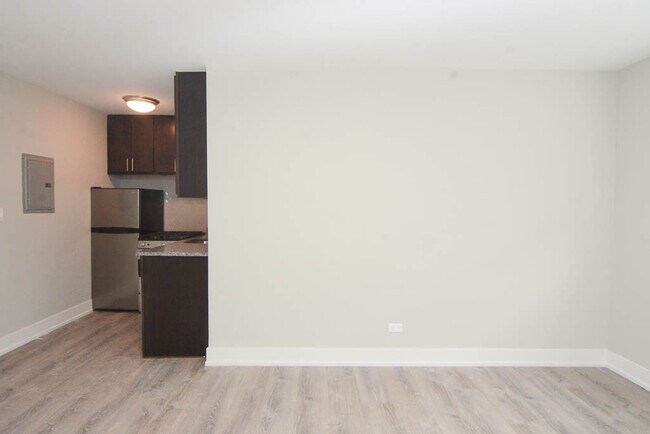 Building Photo - 447 W Surf St