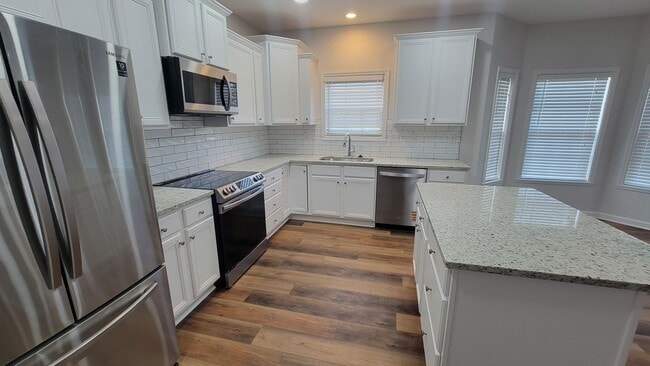 Building Photo - The 5 Bedroom You've Been Looking For!!