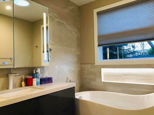 Building Photo - 466-4B1 Ruthven,Palo Alto CA 94301