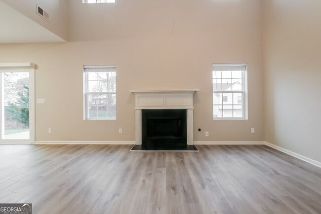 Building Photo - 298 Summit View Dr