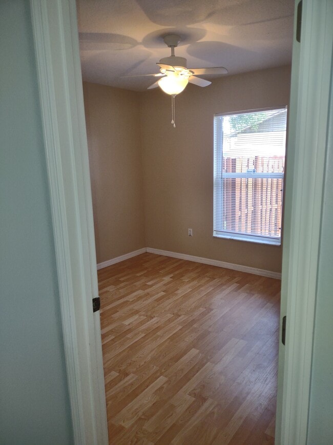 Building Photo - 405 N Willow Ave