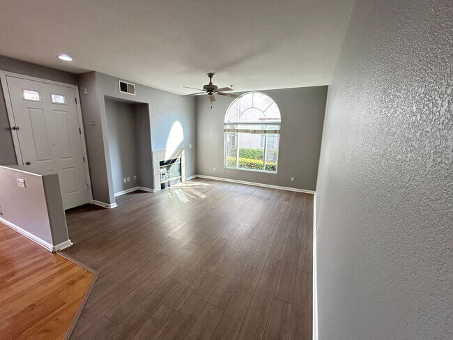 Building Photo - Spacious Elk Grove Townhome!!