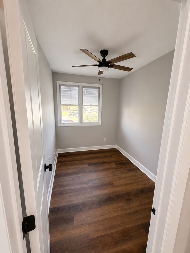 Building Photo - Beautiful 3 Bedroom 1.5 Bath recently rotavated
