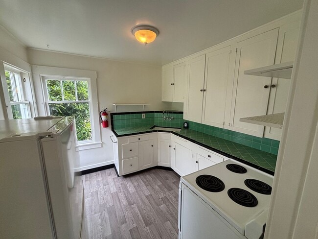 Building Photo - 1 bedroom Victorian with garage