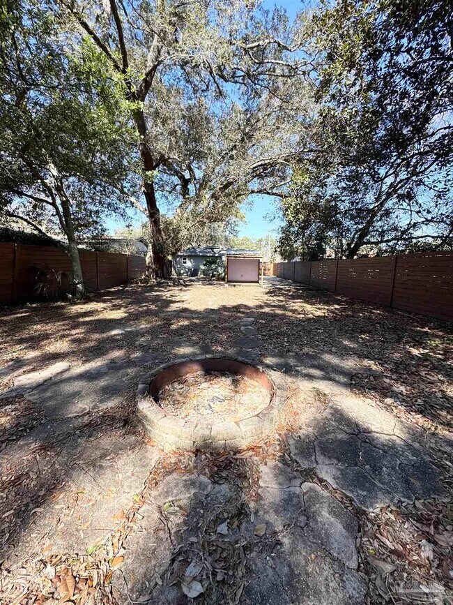 Building Photo - 1010 Hawthorn Dr