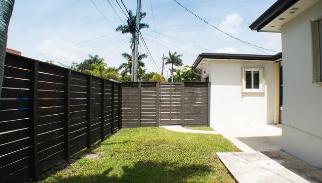 Building Photo - Charming Hollywood Home