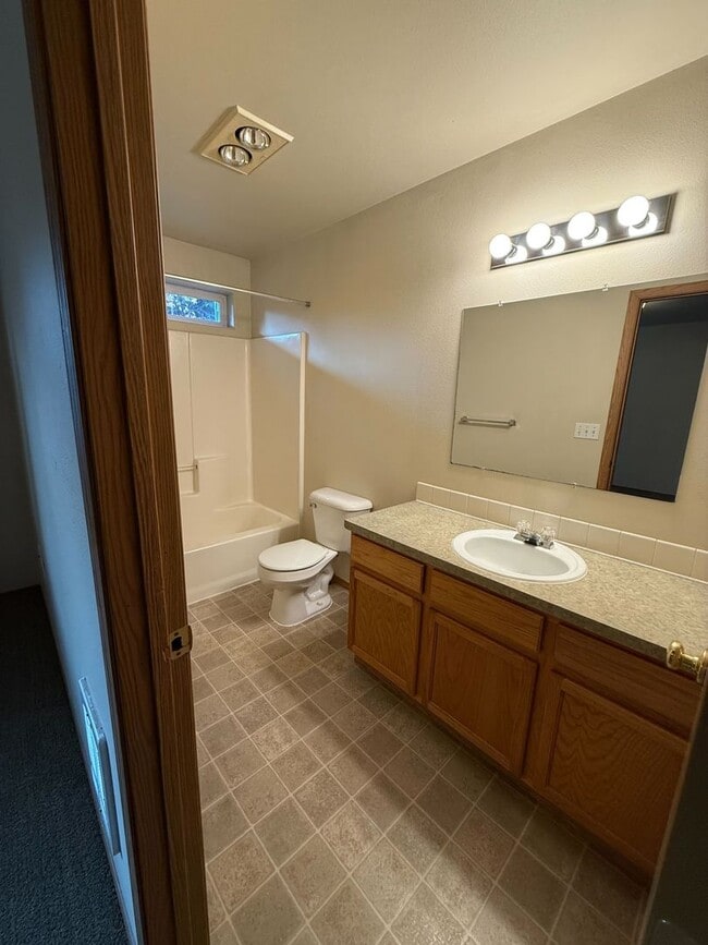 Building Photo - Quaint 2B/2Ba Townhome in Desirable Camas!