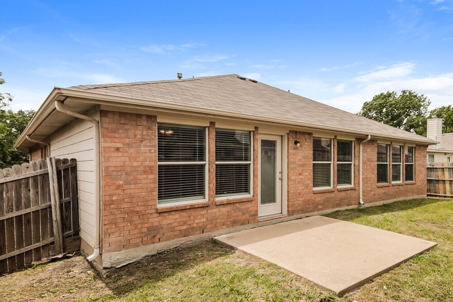 Building Photo - 1008 Halifax Ln