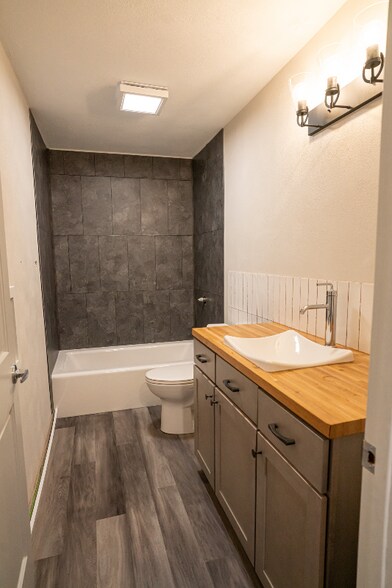 Building Photo - 1138 W Cecil St