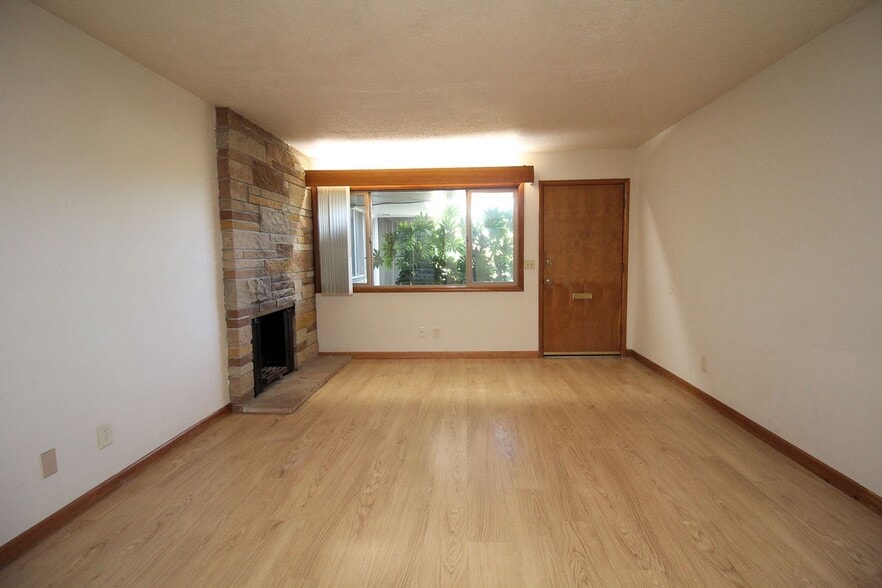 Primary Photo - 3200-3236 SW Marigold St