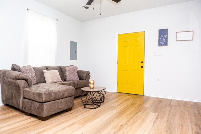 Building Photo - 1933 Industry St