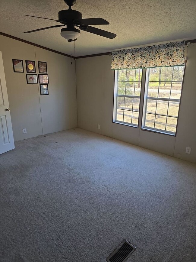 Building Photo - Refurbished 4 bedroom 2 bath