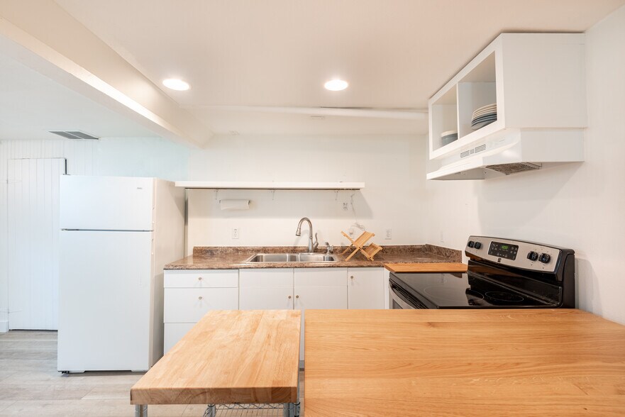 Building Photo - 2306 SE Caruthers St