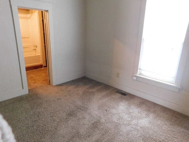 Building Photo - 2 bedroom/1 bath house located on a large ...