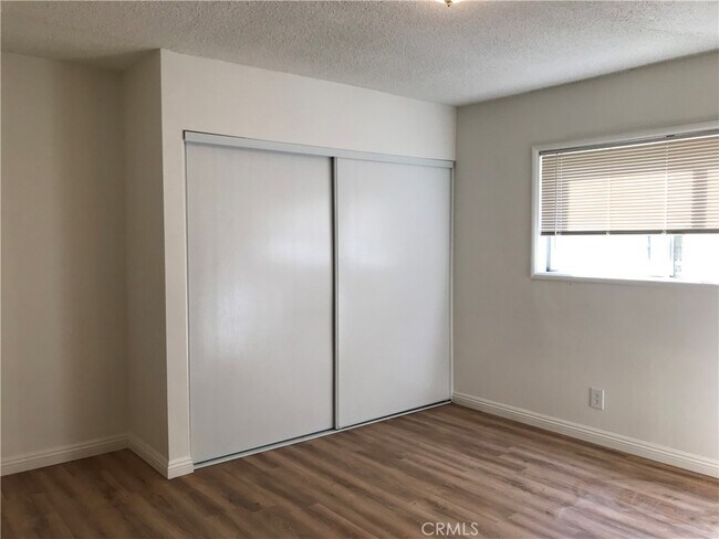 Building Photo - 223 S 5th St