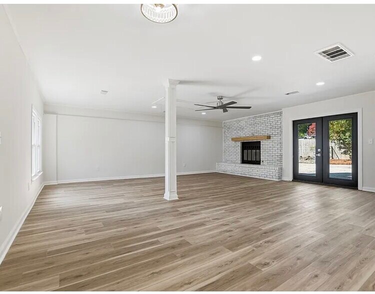 Building Photo - 6215 Parker Dr