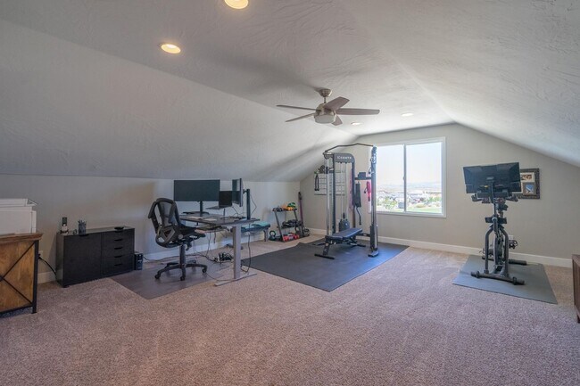 Building Photo - Stunning 5 Bed, 3 Bath Home with a 3 Car Garage