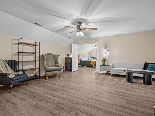 Building Photo - Beauty by the Water!