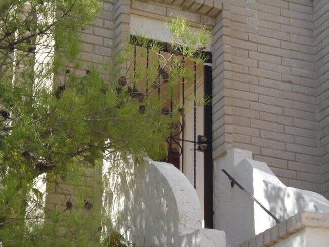 Building Photo - 6201 Escondido Dr