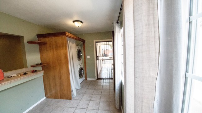 Building Photo - 547 Hill St