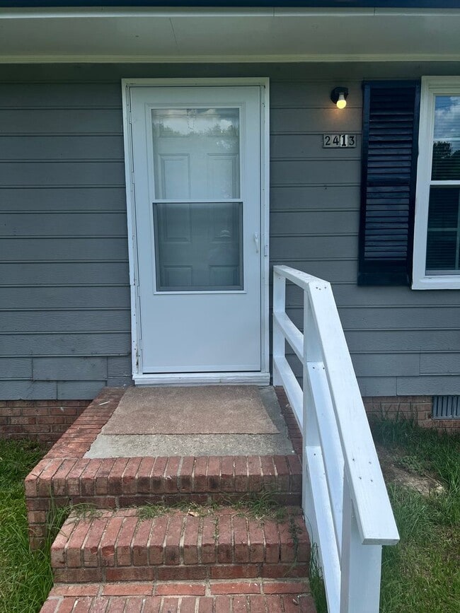 Building Photo - 2413 Shawnee Dr