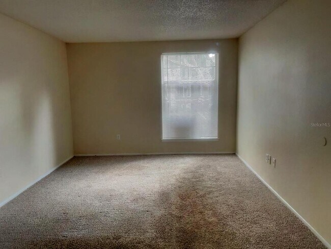 Building Photo - 4027 Versailles Dr