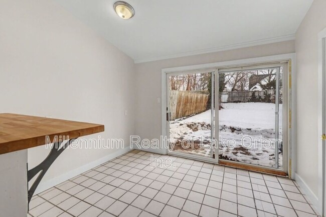 Building Photo - 52 E Iroquois Rd